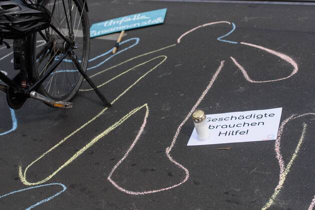 Berlin, Demo vom VCD StopptDenStraßentod Deutschland, Berlin - 14 06 2019: Unter dem Motto StopptDenStraßentod veranstaltete der Verkehrsclub Deutschland e.V. (VCD) mit ca. hundert Teilnehmerinnen eine Demonstration vom Nordbahnhof bis zum Bundesverkehrsministerium. Im Bild ist der Umriss eines Verkehrstoten auf dem Boden, eine Kerze und ein Schild mit Geschädigte brauchen Hilfe! zu sehen. Berlin Berlin Deutschland