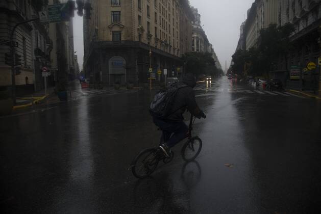 News Themen der Woche KW24 News Bilder des Tages June 16, 2019, Buenos Aires, Argentina: A man rides a bike in front the Obelisk, during the black out and under a heavy rain. The biggest blackout in the Argentina s history took place this Sunday, leaving the entire country without electric power and also affected some sectors of Uruguay. Buenos Aires Argentina  - ZUMAn230 20190616_zaa_n230_169 Copyright: xMarioxDexFinax