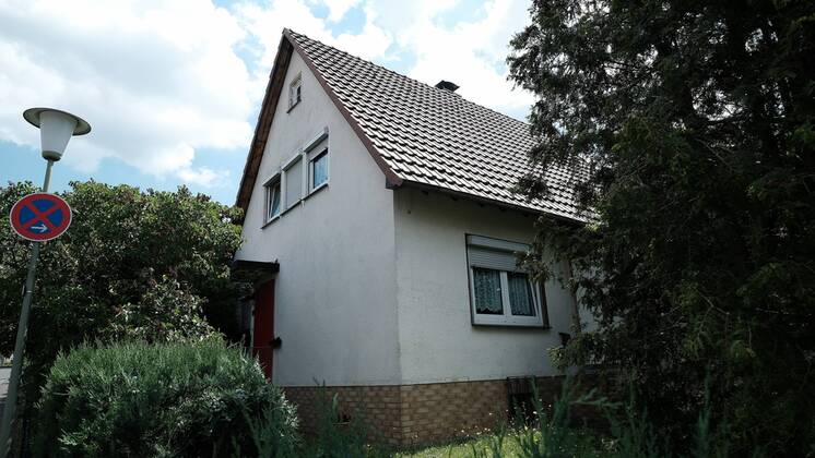 News Themen der Woche KW25 News Bilder des Tages 18.06.2019 xkhx Kassel, Wohnhaus des Tatverdächtigen im Mordfall Dr. Walter Lübcke Die von der Polizei aufgebrochene Eingangstür ist mit einer roten Platte zugemacht