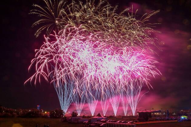 News Themen der Woche KW25 Fireworks festival - Zagreb, Croatia 19.06.2019., Zagreb, Croatia - 9th International Festival of Fireworks takes place on the Sava riverbank by Bundek Lake, from June 14 to June 17. Because of the rain and bad weather the last day on 17th June was canceled and redated to 19th June. Fireworks performance of Mirnovec pirotehnika team from Croatia.  BornaxFilic PIXSELL