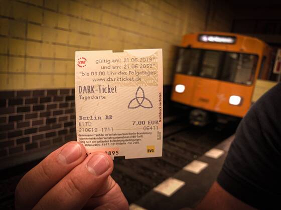 News Themen der Woche KW25 News Bilder des Tages Berlin, Dark-Ticket der BVG ist heute und in 33 Jahren gültig BVG - Dark Ticket, Die BVG verkauft am Freitag AB-Tagestickets, die heute gültig sind und noch einmal genau in 33 Jahren, also am 21. Juni 2052. Eines der AB-Tagestickets enthält einen Gewinncode, mit dem man 33 Jahre kostenlos mit U-Bahnen, Trams und Bussen fahren darf. Hintergrund der ganzen Aktion: Am 21. Juni startet die zweite Staffel der Serie Dark bei dem Streamingdienstanbieter Netflix. Die erste deutsche Produktion für den Streamingdienst wurde im Dezember 2017 veröffentlicht und war äußerst erfolgreich. In der Mystery-Serie geht es unter anderem um Zeitreisen mit einer Zeitspanne von genau 33 Jahren. Für die neue Staffel wurde unter anderem auch in Berlin gedreht. Berlin Deutschland