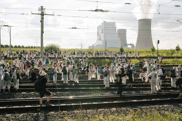 News Themen der Woche KW25 News Bilder des Tages 21.07.2019 - Ende Gelände Aktionswochende im Rheinland - Sitzblockade auf den Schienen der Kohlebahn - Erneut ruft das Aktionsbündnis Ende Gelände zu Protesten im rheinischen Braunkohlerevier auf. In mehreren Gruppen versuchten Aktivist*innen Infrastruktur und Kohleminen zu erreichen. Circa 550 blockierten die Kohlebahn, die das Kraftwerk Neurath versogt. Laut dem Bündnis Ende Gelände beteiligten sich am Freitag insgesamt 4000 Menschen an den Aktionen. Copyright: xMichaelxTrammerx