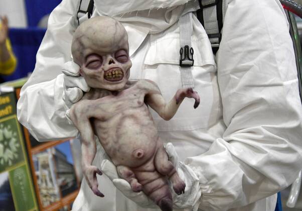 News Themen der Woche KW25 News Bilder des Tages Some of the strange things seen Saturday during the 2019 Alien Con at the Los Angeles Convention Center. Los Angeles, CA. June 2019. Los Angeles U.S. - ZUMAbl1_ 20190622_zaf_bl1_023 Copyright: xGenexBlevinsx