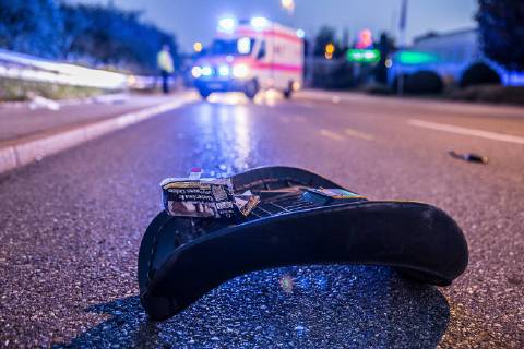 Alkohol und zu hohe Geschwindigkeit, Am Freitag gegen 21.20 Uhr befuhr ein 47-Jähriger mit seinem Motorrad die Heidenheimer Straße in Schnaitheim. Zeugen beobachteten, wie er mit deutlichen Schlangenlinien fuhr und schließlich mit dem Randstein kollidierte, wobei er stürzte. Aufgrund seiner überhöhten Geschwindigkeit schlitterte der Mann noch fast 50 Meter über den Asphalt, bevor er liegen blieb. Sein Motorrad kam sogar erst nach ca. 90 Metern zum Liegen. Die hinzugerufenen Polizeibeamten konnten bei dem Mann deutlichen Alkoholgeruch wahrnehmen. Da der Mann schwere Verletzungen erlitt, wurde er in ein Krankenhaus gebracht. Nachdem er ärztlich versorgt war, wurde noch eine Blutentnahme bei ihm durchgeführt. Das Motorrad musste durch einen Abschleppdienst abgeschleppt werden. Es entstand ein Sachschaden von rund 1.000 Euro. Der Man Copyright: xÂ©xonw-images.de MarkusxBrandhuberx