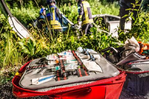Betrunkener Unfallfahrer war nicht angegurtet, Am Sonntag, kurz nach Mitternacht, fuhr ein 51-Jähriger auf der L1123 von Zang in Richtung Königsbronn. In einer Linkskurve kam er nach rechts von der Straße ab. Er überfuhr zwei Verkehrszeichen und landete im Straßengaben. Weil er nicht angegurtet war, schlug er mit dem Kopf gegen die Windschutzscheibe. Bei der Unfallaufnahme konnten die Polizeibeamten Alkohol in seiner Atemluft riechen. Wegen der Gesichtsverletzung konnte kein Alkotest durchgeführt werden. Sein Führerschein wurde einbehalten und eine Blutprobe erhoben. An seinem Mercedes entstand ein Sachschaden in Höhe von 10.000EUR. An der Beschilderung entstand ein Schaden in Höhe von 1.000EUR. Königsbronn Baden-Württemberg Deutschland Königsbronn Copyright: x©xonw-images.de MarkusxBrandhuberx