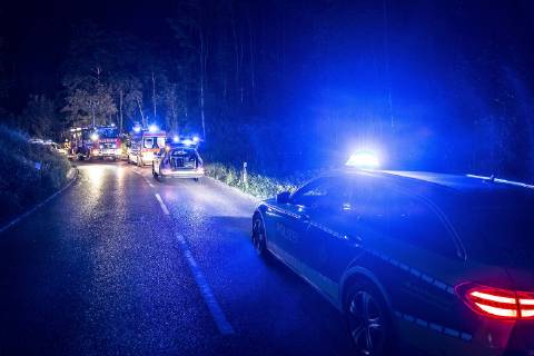 Betrunkener Unfallfahrer war nicht angegurtet, Am Sonntag, kurz nach Mitternacht, fuhr ein 51-Jähriger auf der L1123 von Zang in Richtung Königsbronn. In einer Linkskurve kam er nach rechts von der Straße ab. Er überfuhr zwei Verkehrszeichen und landete im Straßengaben. Weil er nicht angegurtet war, schlug er mit dem Kopf gegen die Windschutzscheibe. Bei der Unfallaufnahme konnten die Polizeibeamten Alkohol in seiner Atemluft riechen. Wegen der Gesichtsverletzung konnte kein Alkotest durchgeführt werden. Sein Führerschein wurde einbehalten und eine Blutprobe erhoben. An seinem Mercedes entstand ein Sachschaden in Höhe von 10.000EUR. An der Beschilderung entstand ein Schaden in Höhe von 1.000EUR. Königsbronn Baden-Württemberg Deutschland Königsbronn Copyright: xÂ©xonw-images.de MarkusxBrandhuberx