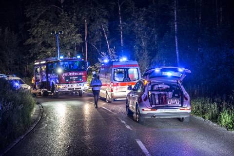 Betrunkener Unfallfahrer war nicht angegurtet, Am Sonntag, kurz nach Mitternacht, fuhr ein 51-Jähriger auf der L1123 von Zang in Richtung Königsbronn. In einer Linkskurve kam er nach rechts von der Straße ab. Er überfuhr zwei Verkehrszeichen und landete im Straßengaben. Weil er nicht angegurtet war, schlug er mit dem Kopf gegen die Windschutzscheibe. Bei der Unfallaufnahme konnten die Polizeibeamten Alkohol in seiner Atemluft riechen. Wegen der Gesichtsverletzung konnte kein Alkotest durchgeführt werden. Sein Führerschein wurde einbehalten und eine Blutprobe erhoben. An seinem Mercedes entstand ein Sachschaden in Höhe von 10.000EUR. An der Beschilderung entstand ein Schaden in Höhe von 1.000EUR. Königsbronn Baden-Württemberg Deutschland Königsbronn Copyright: x©xonw-images.de MarkusxBrandhuberx