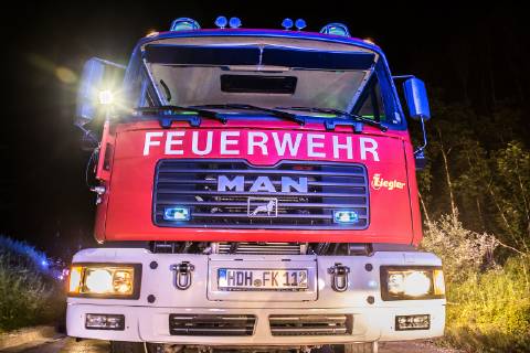 Betrunkener Unfallfahrer war nicht angegurtet, Am Sonntag, kurz nach Mitternacht, fuhr ein 51-Jähriger auf der L1123 von Zang in Richtung Königsbronn. In einer Linkskurve kam er nach rechts von der Straße ab. Er überfuhr zwei Verkehrszeichen und landete im Straßengaben. Weil er nicht angegurtet war, schlug er mit dem Kopf gegen die Windschutzscheibe. Bei der Unfallaufnahme konnten die Polizeibeamten Alkohol in seiner Atemluft riechen. Wegen der Gesichtsverletzung konnte kein Alkotest durchgeführt werden. Sein Führerschein wurde einbehalten und eine Blutprobe erhoben. An seinem Mercedes entstand ein Sachschaden in Höhe von 10.000EUR. An der Beschilderung entstand ein Schaden in Höhe von 1.000EUR. Königsbronn Baden-Württemberg Deutschland Königsbronn Copyright: x©xonw-images.de MarkusxBrandhuberx
