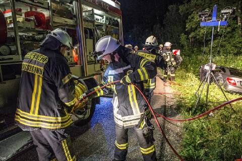 Betrunkener Unfallfahrer war nicht angegurtet, Am Sonntag, kurz nach Mitternacht, fuhr ein 51-Jähriger auf der L1123 von Zang in Richtung Königsbronn. In einer Linkskurve kam er nach rechts von der Straße ab. Er überfuhr zwei Verkehrszeichen und landete im Straßengaben. Weil er nicht angegurtet war, schlug er mit dem Kopf gegen die Windschutzscheibe. Bei der Unfallaufnahme konnten die Polizeibeamten Alkohol in seiner Atemluft riechen. Wegen der Gesichtsverletzung konnte kein Alkotest durchgeführt werden. Sein Führerschein wurde einbehalten und eine Blutprobe erhoben. An seinem Mercedes entstand ein Sachschaden in Höhe von 10.000EUR. An der Beschilderung entstand ein Schaden in Höhe von 1.000EUR. Königsbronn Baden-Württemberg Deutschland Königsbronn Copyright: x©xonw-images.de MarkusxBrandhuberx