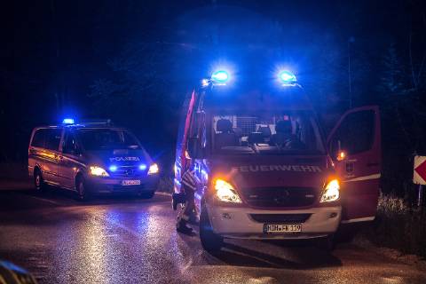 Betrunkener Unfallfahrer war nicht angegurtet, Am Sonntag, kurz nach Mitternacht, fuhr ein 51-Jähriger auf der L1123 von Zang in Richtung Königsbronn. In einer Linkskurve kam er nach rechts von der Straße ab. Er überfuhr zwei Verkehrszeichen und landete im Straßengaben. Weil er nicht angegurtet war, schlug er mit dem Kopf gegen die Windschutzscheibe. Bei der Unfallaufnahme konnten die Polizeibeamten Alkohol in seiner Atemluft riechen. Wegen der Gesichtsverletzung konnte kein Alkotest durchgeführt werden. Sein Führerschein wurde einbehalten und eine Blutprobe erhoben. An seinem Mercedes entstand ein Sachschaden in Höhe von 10.000EUR. An der Beschilderung entstand ein Schaden in Höhe von 1.000EUR. Königsbronn Baden-Württemberg Deutschland Königsbronn Copyright: x©xonw-images.de MarkusxBrandhuberx