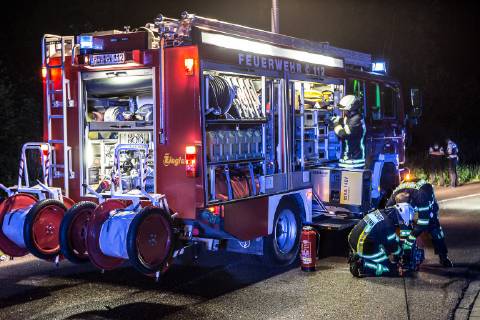 Betrunkener Unfallfahrer war nicht angegurtet, Am Sonntag, kurz nach Mitternacht, fuhr ein 51-Jähriger auf der L1123 von Zang in Richtung Königsbronn. In einer Linkskurve kam er nach rechts von der Straße ab. Er überfuhr zwei Verkehrszeichen und landete im Straßengaben. Weil er nicht angegurtet war, schlug er mit dem Kopf gegen die Windschutzscheibe. Bei der Unfallaufnahme konnten die Polizeibeamten Alkohol in seiner Atemluft riechen. Wegen der Gesichtsverletzung konnte kein Alkotest durchgeführt werden. Sein Führerschein wurde einbehalten und eine Blutprobe erhoben. An seinem Mercedes entstand ein Sachschaden in Höhe von 10.000EUR. An der Beschilderung entstand ein Schaden in Höhe von 1.000EUR. Königsbronn Baden-Württemberg Deutschland Königsbronn Copyright: x©xonw-images.de MarkusxBrandhuberx