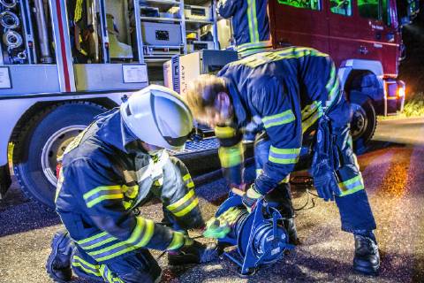 Betrunkener Unfallfahrer war nicht angegurtet, Am Sonntag, kurz nach Mitternacht, fuhr ein 51-Jähriger auf der L1123 von Zang in Richtung Königsbronn. In einer Linkskurve kam er nach rechts von der Straße ab. Er überfuhr zwei Verkehrszeichen und landete im Straßengaben. Weil er nicht angegurtet war, schlug er mit dem Kopf gegen die Windschutzscheibe. Bei der Unfallaufnahme konnten die Polizeibeamten Alkohol in seiner Atemluft riechen. Wegen der Gesichtsverletzung konnte kein Alkotest durchgeführt werden. Sein Führerschein wurde einbehalten und eine Blutprobe erhoben. An seinem Mercedes entstand ein Sachschaden in Höhe von 10.000EUR. An der Beschilderung entstand ein Schaden in Höhe von 1.000EUR. Königsbronn Baden-Württemberg Deutschland Königsbronn Copyright: x©xonw-images.de MarkusxBrandhuberx