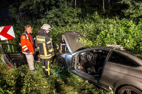 Betrunkener Unfallfahrer war nicht angegurtet, Am Sonntag, kurz nach Mitternacht, fuhr ein 51-Jähriger auf der L1123 von Zang in Richtung Königsbronn. In einer Linkskurve kam er nach rechts von der Straße ab. Er überfuhr zwei Verkehrszeichen und landete im Straßengaben. Weil er nicht angegurtet war, schlug er mit dem Kopf gegen die Windschutzscheibe. Bei der Unfallaufnahme konnten die Polizeibeamten Alkohol in seiner Atemluft riechen. Wegen der Gesichtsverletzung konnte kein Alkotest durchgeführt werden. Sein Führerschein wurde einbehalten und eine Blutprobe erhoben. An seinem Mercedes entstand ein Sachschaden in Höhe von 10.000EUR. An der Beschilderung entstand ein Schaden in Höhe von 1.000EUR. Königsbronn Baden-Württemberg Deutschland Königsbronn Copyright: x©xonw-images.de MarkusxBrandhuberx
