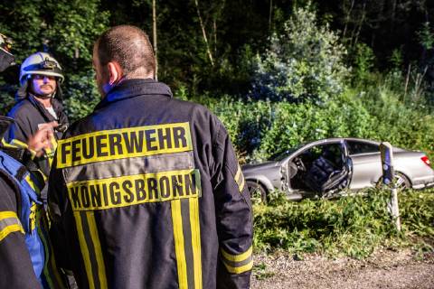 Betrunkener Unfallfahrer war nicht angegurtet, Am Sonntag, kurz nach Mitternacht, fuhr ein 51-Jähriger auf der L1123 von Zang in Richtung Königsbronn. In einer Linkskurve kam er nach rechts von der Straße ab. Er überfuhr zwei Verkehrszeichen und landete im Straßengaben. Weil er nicht angegurtet war, schlug er mit dem Kopf gegen die Windschutzscheibe. Bei der Unfallaufnahme konnten die Polizeibeamten Alkohol in seiner Atemluft riechen. Wegen der Gesichtsverletzung konnte kein Alkotest durchgeführt werden. Sein Führerschein wurde einbehalten und eine Blutprobe erhoben. An seinem Mercedes entstand ein Sachschaden in Höhe von 10.000EUR. An der Beschilderung entstand ein Schaden in Höhe von 1.000EUR. Königsbronn Baden-Württemberg Deutschland Königsbronn Copyright: x©xonw-images.de MarkusxBrandhuberx