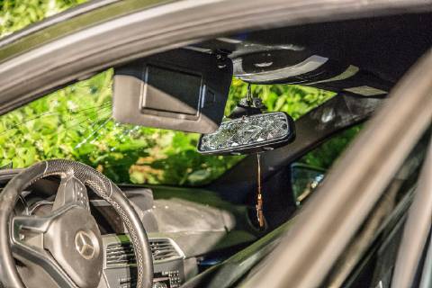 Betrunkener Unfallfahrer war nicht angegurtet, Am Sonntag, kurz nach Mitternacht, fuhr ein 51-Jähriger auf der L1123 von Zang in Richtung Königsbronn. In einer Linkskurve kam er nach rechts von der Straße ab. Er überfuhr zwei Verkehrszeichen und landete im Straßengaben. Weil er nicht angegurtet war, schlug er mit dem Kopf gegen die Windschutzscheibe. Bei der Unfallaufnahme konnten die Polizeibeamten Alkohol in seiner Atemluft riechen. Wegen der Gesichtsverletzung konnte kein Alkotest durchgeführt werden. Sein Führerschein wurde einbehalten und eine Blutprobe erhoben. An seinem Mercedes entstand ein Sachschaden in Höhe von 10.000EUR. An der Beschilderung entstand ein Schaden in Höhe von 1.000EUR. Königsbronn Baden-Württemberg Deutschland Königsbronn Copyright: x©xonw-images.de MarkusxBrandhuberx