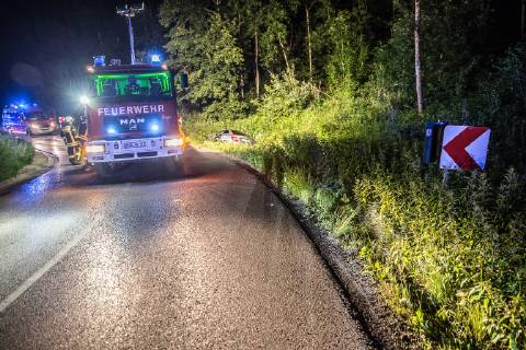 Betrunkener Unfallfahrer war nicht angegurtet, Am Sonntag, kurz nach Mitternacht, fuhr ein 51-Jähriger auf der L1123 von Zang in Richtung Königsbronn. In einer Linkskurve kam er nach rechts von der Straße ab. Er überfuhr zwei Verkehrszeichen und landete im Straßengaben. Weil er nicht angegurtet war, schlug er mit dem Kopf gegen die Windschutzscheibe. Bei der Unfallaufnahme konnten die Polizeibeamten Alkohol in seiner Atemluft riechen. Wegen der Gesichtsverletzung konnte kein Alkotest durchgeführt werden. Sein Führerschein wurde einbehalten und eine Blutprobe erhoben. An seinem Mercedes entstand ein Sachschaden in Höhe von 10.000EUR. An der Beschilderung entstand ein Schaden in Höhe von 1.000EUR. Königsbronn Baden-Württemberg Deutschland Königsbronn Copyright: x©xonw-images.de MarkusxBrandhuberx