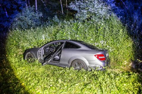 Betrunkener Unfallfahrer war nicht angegurtet, Am Sonntag, kurz nach Mitternacht, fuhr ein 51-Jähriger auf der L1123 von Zang in Richtung Königsbronn. In einer Linkskurve kam er nach rechts von der Straße ab. Er überfuhr zwei Verkehrszeichen und landete im Straßengaben. Weil er nicht angegurtet war, schlug er mit dem Kopf gegen die Windschutzscheibe. Bei der Unfallaufnahme konnten die Polizeibeamten Alkohol in seiner Atemluft riechen. Wegen der Gesichtsverletzung konnte kein Alkotest durchgeführt werden. Sein Führerschein wurde einbehalten und eine Blutprobe erhoben. An seinem Mercedes entstand ein Sachschaden in Höhe von 10.000EUR. An der Beschilderung entstand ein Schaden in Höhe von 1.000EUR. Königsbronn Baden-Württemberg Deutschland Königsbronn Copyright: x©xonw-images.de MarkusxBrandhuberx