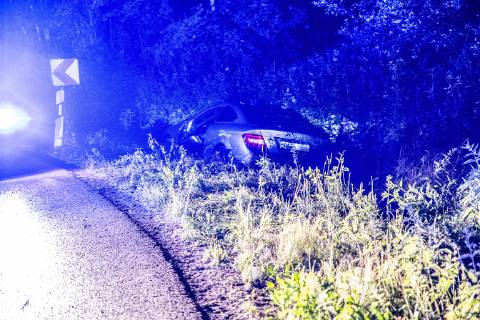 Betrunkener Unfallfahrer war nicht angegurtet, Am Sonntag, kurz nach Mitternacht, fuhr ein 51-Jähriger auf der L1123 von Zang in Richtung Königsbronn. In einer Linkskurve kam er nach rechts von der Straße ab. Er überfuhr zwei Verkehrszeichen und landete im Straßengaben. Weil er nicht angegurtet war, schlug er mit dem Kopf gegen die Windschutzscheibe. Bei der Unfallaufnahme konnten die Polizeibeamten Alkohol in seiner Atemluft riechen. Wegen der Gesichtsverletzung konnte kein Alkotest durchgeführt werden. Sein Führerschein wurde einbehalten und eine Blutprobe erhoben. An seinem Mercedes entstand ein Sachschaden in Höhe von 10.000EUR. An der Beschilderung entstand ein Schaden in Höhe von 1.000EUR. Königsbronn Baden-Württemberg Deutschland Königsbronn Copyright: x©xonw-images.de MarkusxBrandhuberx