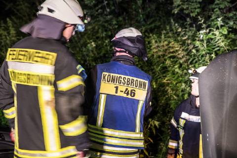 Betrunkener Unfallfahrer war nicht angegurtet, Am Sonntag, kurz nach Mitternacht, fuhr ein 51-Jähriger auf der L1123 von Zang in Richtung Königsbronn. In einer Linkskurve kam er nach rechts von der Straße ab. Er überfuhr zwei Verkehrszeichen und landete im Straßengaben. Weil er nicht angegurtet war, schlug er mit dem Kopf gegen die Windschutzscheibe. Bei der Unfallaufnahme konnten die Polizeibeamten Alkohol in seiner Atemluft riechen. Wegen der Gesichtsverletzung konnte kein Alkotest durchgeführt werden. Sein Führerschein wurde einbehalten und eine Blutprobe erhoben. An seinem Mercedes entstand ein Sachschaden in Höhe von 10.000EUR. An der Beschilderung entstand ein Schaden in Höhe von 1.000EUR. Königsbronn Baden-Württemberg Deutschland Königsbronn Copyright: x©xonw-images.de MarkusxBrandhuberx