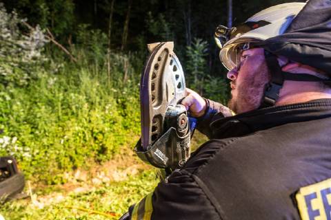 Betrunkener Unfallfahrer war nicht angegurtet, Am Sonntag, kurz nach Mitternacht, fuhr ein 51-Jähriger auf der L1123 von Zang in Richtung Königsbronn. In einer Linkskurve kam er nach rechts von der Straße ab. Er überfuhr zwei Verkehrszeichen und landete im Straßengaben. Weil er nicht angegurtet war, schlug er mit dem Kopf gegen die Windschutzscheibe. Bei der Unfallaufnahme konnten die Polizeibeamten Alkohol in seiner Atemluft riechen. Wegen der Gesichtsverletzung konnte kein Alkotest durchgeführt werden. Sein Führerschein wurde einbehalten und eine Blutprobe erhoben. An seinem Mercedes entstand ein Sachschaden in Höhe von 10.000EUR. An der Beschilderung entstand ein Schaden in Höhe von 1.000EUR. Königsbronn Baden-Württemberg Deutschland Königsbronn Copyright: x©xonw-images.de MarkusxBrandhuberx