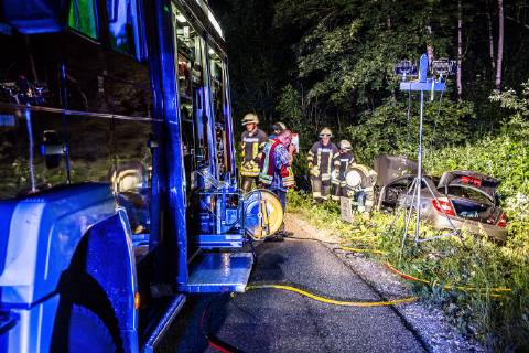 Betrunkener Unfallfahrer war nicht angegurtet, Am Sonntag, kurz nach Mitternacht, fuhr ein 51-Jähriger auf der L1123 von Zang in Richtung Königsbronn. In einer Linkskurve kam er nach rechts von der Straße ab. Er überfuhr zwei Verkehrszeichen und landete im Straßengaben. Weil er nicht angegurtet war, schlug er mit dem Kopf gegen die Windschutzscheibe. Bei der Unfallaufnahme konnten die Polizeibeamten Alkohol in seiner Atemluft riechen. Wegen der Gesichtsverletzung konnte kein Alkotest durchgeführt werden. Sein Führerschein wurde einbehalten und eine Blutprobe erhoben. An seinem Mercedes entstand ein Sachschaden in Höhe von 10.000EUR. An der Beschilderung entstand ein Schaden in Höhe von 1.000EUR. Königsbronn Baden-Württemberg Deutschland Königsbronn Copyright: x©xonw-images.de MarkusxBrandhuberx