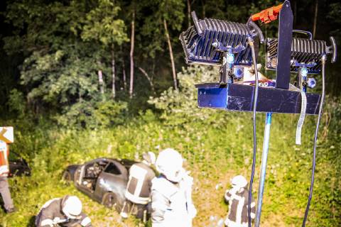 Betrunkener Unfallfahrer war nicht angegurtet, Am Sonntag, kurz nach Mitternacht, fuhr ein 51-Jähriger auf der L1123 von Zang in Richtung Königsbronn. In einer Linkskurve kam er nach rechts von der Straße ab. Er überfuhr zwei Verkehrszeichen und landete im Straßengaben. Weil er nicht angegurtet war, schlug er mit dem Kopf gegen die Windschutzscheibe. Bei der Unfallaufnahme konnten die Polizeibeamten Alkohol in seiner Atemluft riechen. Wegen der Gesichtsverletzung konnte kein Alkotest durchgeführt werden. Sein Führerschein wurde einbehalten und eine Blutprobe erhoben. An seinem Mercedes entstand ein Sachschaden in Höhe von 10.000EUR. An der Beschilderung entstand ein Schaden in Höhe von 1.000EUR. Königsbronn Baden-Württemberg Deutschland Königsbronn Copyright: x©xonw-images.de MarkusxBrandhuberx