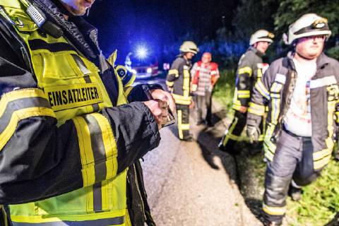 Betrunkener Unfallfahrer war nicht angegurtet, Am Sonntag, kurz nach Mitternacht, fuhr ein 51-Jähriger auf der L1123 von Zang in Richtung Königsbronn. In einer Linkskurve kam er nach rechts von der Straße ab. Er überfuhr zwei Verkehrszeichen und landete im Straßengaben. Weil er nicht angegurtet war, schlug er mit dem Kopf gegen die Windschutzscheibe. Bei der Unfallaufnahme konnten die Polizeibeamten Alkohol in seiner Atemluft riechen. Wegen der Gesichtsverletzung konnte kein Alkotest durchgeführt werden. Sein Führerschein wurde einbehalten und eine Blutprobe erhoben. An seinem Mercedes entstand ein Sachschaden in Höhe von 10.000EUR. An der Beschilderung entstand ein Schaden in Höhe von 1.000EUR. Königsbronn Baden-Württemberg Deutschland Königsbronn Copyright: x©xonw-images.de MarkusxBrandhuberx