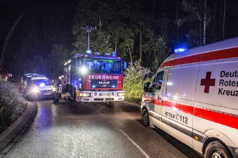 Betrunkener Unfallfahrer war nicht angegurtet, Am Sonntag, kurz nach Mitternacht, fuhr ein 51-Jähriger auf der L1123 von Zang in Richtung Königsbronn. In einer Linkskurve kam er nach rechts von der Straße ab. Er überfuhr zwei Verkehrszeichen und landete im Straßengaben. Weil er nicht angegurtet war, schlug er mit dem Kopf gegen die Windschutzscheibe. Bei der Unfallaufnahme konnten die Polizeibeamten Alkohol in seiner Atemluft riechen. Wegen der Gesichtsverletzung konnte kein Alkotest durchgeführt werden. Sein Führerschein wurde einbehalten und eine Blutprobe erhoben. An seinem Mercedes entstand ein Sachschaden in Höhe von 10.000EUR. An der Beschilderung entstand ein Schaden in Höhe von 1.000EUR. Königsbronn Baden-Württemberg Deutschland Königsbronn Copyright: x©xonw-images.de MarkusxBrandhuberx