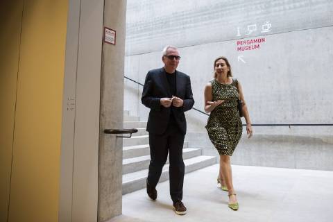Architekt David Chipperfield (C) in der James Simon Galerie waehrend einer Pressevorschau am 1. Juli 2019. Pressevorschau James Simon Galerie in Berlin