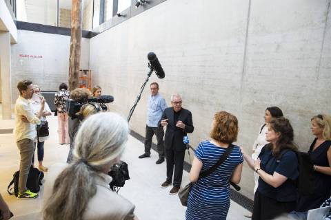 Architekt David Chipperfield (C) in der James Simon Galerie waehrend einer Pressevorschau am 1. Juli 2019. Pressevorschau James Simon Galerie in Berlin