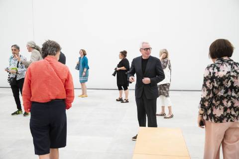 Architekt David Chipperfield (C) in der James Simon Galerie waehrend einer Pressevorschau am 1. Juli 2019. Pressevorschau James Simon Galerie in Berlin
