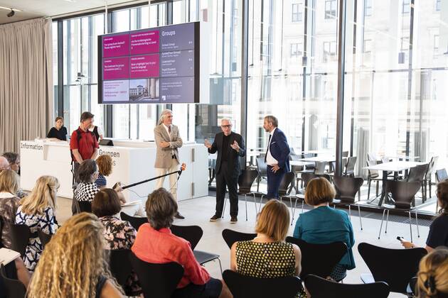 Architekt David Chipperfield (C) in der James Simon Galerie waehrend einer Pressevorschau am 1. Juli 2019. Pressevorschau James Simon Galerie in Berlin