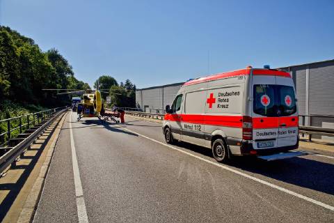 Mehrere Verletzte bei Verkehrsunfall mit Bus, Kurz nach 17 Uhr ereignete sich auf der B19 zwischen Aalen und Oberkochen ein Verkehrsunfall, bei dem mehrere Personen verletzt wurden. Der 43 Jahre alte Fahrer eines Omnibusses, der aus Richtung Heidenheim kommend in Richtung Aalen unterwegs war, kam zunächst aus bisher ungeklärter Ursache nach rechts von der Fahrbahn ab und prallte gegen die Leitplanke. Anschließend kam er auf die Gegenfahrbahn und streifte dort zunächst den VW Golf einer entgegenkommenden 24 Jahre alten Frau. Danach kam es zum Frontalzusammenstoß mit einem weiteren VW Golf einer Frau, die auf der B19 in Richtung Heidenheim unterwegs war. Der Busfahrer selbst sowie zwei Insassen des Busses wurden leicht verletzt, die beiden VW-Fahrerinnen wurden schwer verletzt. Alle drei am Unfall beteiligten Fahrzeuge waren nicht mehr Copyright: xÂ©xonw-images.de DennisxStraubx