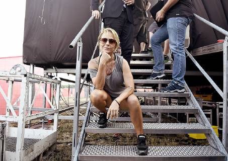 Entertainment Bilder des Tages 13.07.2019, xlakx, Entertainment Musik,Radio B2 SchlagerHammer emspor, v.Michelle Backstage auf der Buehnentreppe tritt bei dem Radio B2 SchlagerHammer in Hoppegarten auf. Berlin