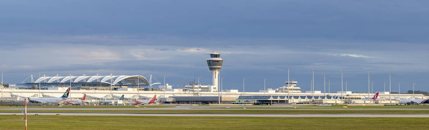 Panoramablick auf das Terminal 1 und den Tower des Flughafen München. Im Vordergrund die nördliche Startbahn - Panoramic view of Terminal 1 and the tower of Munich Airport. In the foreground the northern runway. Panoramablick auf das Terminal 1 und den Tower des Flughafen München. Im Vordergrund die nördliche Startbahn - Panoramic view of Terminal 1 and the tower of Munich Airport. In the foreground the northern runway.