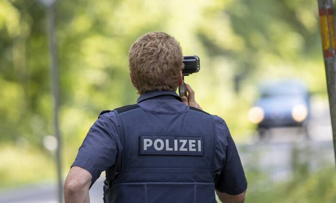 Rimpar, Bundesstraße, 18.07.2019, Geschwindigkeits- und Motorradkontrolle der Polizei Bild: Laser Messung, Geschwindigkeitsmessung Copyright: HMBxMedia xHeikoxBecker