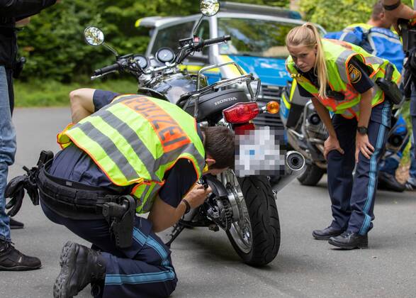 Rimpar, Bundesstraße, 18.07.2019, Geschwindigkeits- und Motorradkontrolle der Polizei Bild: Laser Messung, Geschwindigkeitsmessung Copyright: HMBxMedia xHeikoxBecker