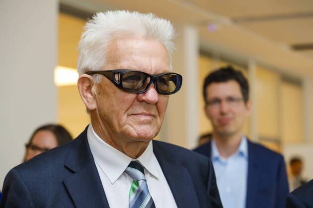 DEU, Deutschland, Baden-Württemberg, Tuttlingen, 19.07.2019: Ministerpräsident Winfried Kretschmann bei einer Präsentation der Aesculap AG. digital@bw Festival Zukunft Gesundheit Digital in Tuttlingen. Am Weltzentrum der Medizintechnik thematisiert die baden-württembergische Landesregierung den Gesundheitsbereich. Digitalisierung ist ein Schwerpunk der aktuellen Legislaturperiode mit Investitionen im Umfang von rund einer Milliarde Euro. Ziel ist es, Baden-Württemberg als Leitregion des Digitalen Wandels in Europa zu positionieren.