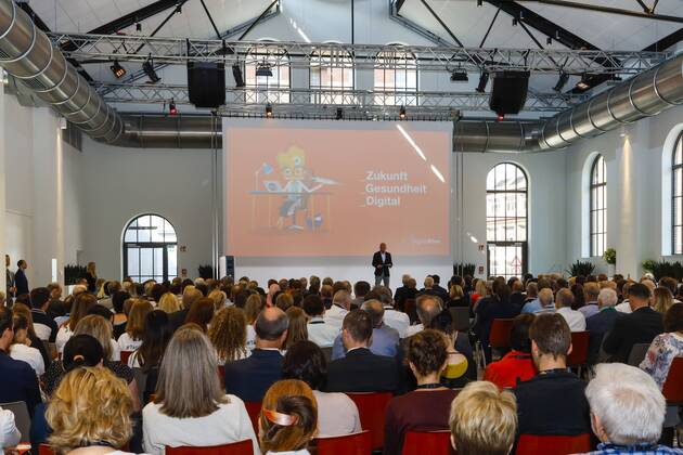 DEU, Deutschland, Baden-Württemberg, Tuttlingen, 19.07.2019: digital@bw Festival Zukunft Gesundheit Digital in Tuttlingen. Am Weltzentrum der Medizintechnik thematisiert die baden-württembergische Landesregierung den Gesundheitsbereich. Digitalisierung ist ein Schwerpunk der aktuellen Legislaturperiode mit Investitionen im Umfang von rund einer Milliarde Euro. Ziel ist es, Baden-Württemberg als Leitregion des Digitalen Wandels in Europa zu positionieren.