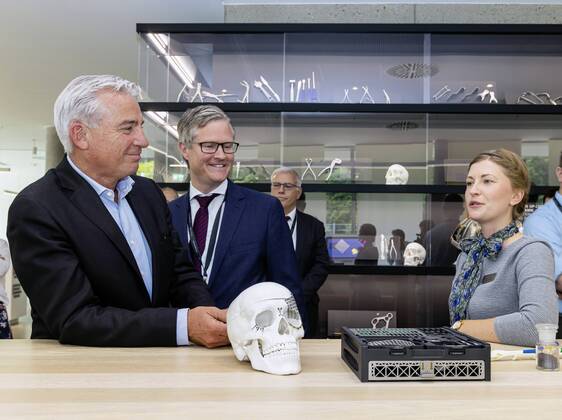 DEU, Deutschland, Baden-Württemberg, Tuttlingen, 19.07.2019: Bei einem Unternehmensbesuch bei der KLS Martin Group informiert sich Thomas Strobl (links, Minister für Inneres und Digitalisierung BW) über die digitalen Anwendungsgebiete in der Medizintechnik. Rechts daneben Christian Leibinger (Geschäftsführender Gesellschafter, KLS Martin Group). digital@bw Festival Zukunft Gesundheit Digital in Tuttlingen. Am Weltzentrum der Medizintechnik thematisiert die baden-württembergische Landesregierung den Gesundheitsbereich. Digitalisierung ist ein Schwerpunk der aktuellen Legislaturperiode mit Investitionen im Umfang von rund einer Milliarde Euro. Ziel ist es, Baden-Württemberg als Leitregion des Digitalen Wandels in Europa zu positionieren.
