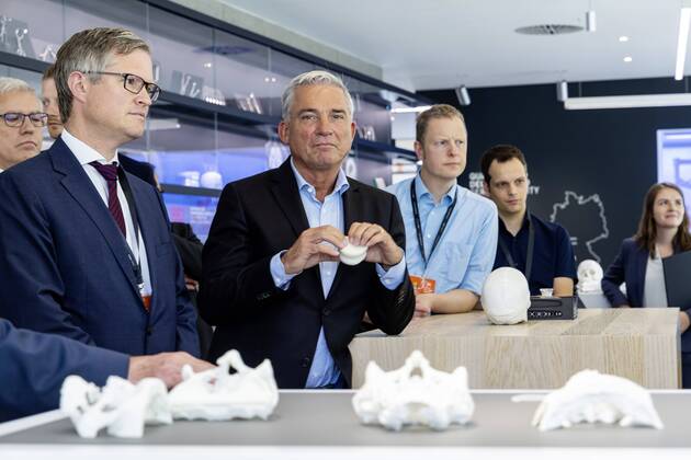 DEU, Deutschland, Baden-Württemberg, Tuttlingen, 19.07.2019: Bei einem Unternehmensbesuch bei der KLS Martin Group informiert sich Thomas Strobl (Mitte, Minister für Inneres und Digitalisierung BW) über die digitalen Anwendungsgebiete in der Medizintechnik. Links daneben Christian Leibinger (Geschäftsführender Gesellschafter, KLS Martin Group). digital@bw Festival Zukunft Gesundheit Digital in Tuttlingen. Am Weltzentrum der Medizintechnik thematisiert die baden-württembergische Landesregierung den Gesundheitsbereich. Digitalisierung ist ein Schwerpunk der aktuellen Legislaturperiode mit Investitionen im Umfang von rund einer Milliarde Euro. Ziel ist es, Baden-Württemberg als Leitregion des Digitalen Wandels in Europa zu positionieren.