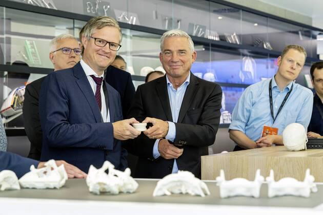 DEU, Deutschland, Baden-Württemberg, Tuttlingen, 19.07.2019: Bei einem Unternehmensbesuch bei der KLS Martin Group informiert sich Thomas Strobl (Mitte, Minister für Inneres und Digitalisierung BW) über die digitalen Anwendungsgebiete in der Medizintechnik. Links daneben Christian Leibinger (Geschäftsführender Gesellschafter, KLS Martin Group). digital@bw Festival Zukunft Gesundheit Digital in Tuttlingen. Am Weltzentrum der Medizintechnik thematisiert die baden-württembergische Landesregierung den Gesundheitsbereich. Digitalisierung ist ein Schwerpunk der aktuellen Legislaturperiode mit Investitionen im Umfang von rund einer Milliarde Euro. Ziel ist es, Baden-Württemberg als Leitregion des Digitalen Wandels in Europa zu positionieren.
