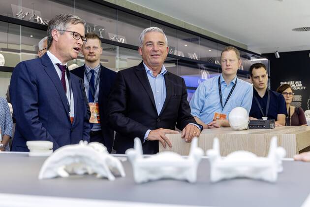 DEU, Deutschland, Baden-Württemberg, Tuttlingen, 19.07.2019: Bei einem Unternehmensbesuch bei der KLS Martin Group informiert sich Thomas Strobl (Mitte, Minister für Inneres und Digitalisierung BW) über die digitalen Anwendungsgebiete in der Medizintechnik. Links daneben Christian Leibinger (Geschäftsführender Gesellschafter, KLS Martin Group). digital@bw Festival Zukunft Gesundheit Digital in Tuttlingen. Am Weltzentrum der Medizintechnik thematisiert die baden-württembergische Landesregierung den Gesundheitsbereich. Digitalisierung ist ein Schwerpunk der aktuellen Legislaturperiode mit Investitionen im Umfang von rund einer Milliarde Euro. Ziel ist es, Baden-Württemberg als Leitregion des Digitalen Wandels in Europa zu positionieren.