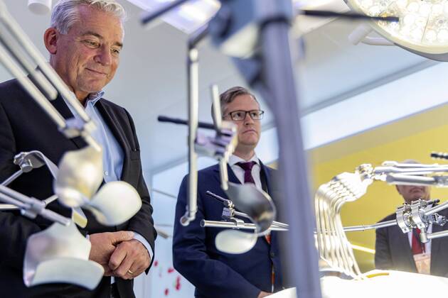 DEU, Deutschland, Baden-Württemberg, Tuttlingen, 19.07.2019: Bei einem Unternehmensbesuch bei der KLS Martin Group informiert sich Thomas Strobl (links, Minister für Inneres und Digitalisierung BW) über die digitalen Anwendungsgebiete in der Medizintechnik. Rechts daneben Christian Leibinger (Geschäftsführender Gesellschafter, KLS Martin Group). digital@bw Festival Zukunft Gesundheit Digital in Tuttlingen. Am Weltzentrum der Medizintechnik thematisiert die baden-württembergische Landesregierung den Gesundheitsbereich. Digitalisierung ist ein Schwerpunk der aktuellen Legislaturperiode mit Investitionen im Umfang von rund einer Milliarde Euro. Ziel ist es, Baden-Württemberg als Leitregion des Digitalen Wandels in Europa zu positionieren.