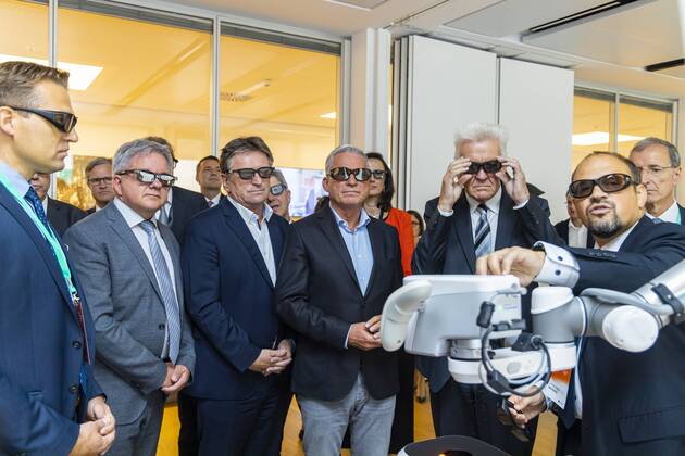 DEU, Deutschland, Baden-Württemberg, Tuttlingen, 19.07.2019: Ministerpräsident Winfrired Kretschmann (2. von rechts), Thomas Strobl (Minister für Inneres und Digitalisierung BW), Manne Lucha MdL (Minister für Soziales und Gesundheit BW) sowie Guido Wolf MdL (Minister für Justiz und Europaangelegenheiten BW) bei einer 3D-Präsentation des Medizintechnikunternehmens Aesculap AG. digital@bw Festival Zukunft Gesundheit Digital in Tuttlingen. Am Weltzentrum der Medizintechnik thematisiert die baden-württembergische Landesregierung den Gesundheitsbereich. Digitalisierung ist ein Schwerpunk der aktuellen Legislaturperiode mit Investitionen im Umfang von rund einer Milliarde Euro. Ziel ist es, Baden-Württemberg als Leitregion des Digitalen Wandels in Europa zu positionieren.