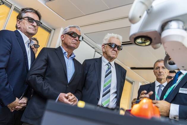 DEU, Deutschland, Baden-Württemberg, Tuttlingen, 19.07.2019: Ministerpräsident Winfrired Kretschmann (Mitte), Thomas Strobl (Minister für Inneres und Digitalisierung BW) und Manne Lucha MdL (Minister für Soziales und Gesundheit BW) tauchen bei einer Präsentation des Medizintechnikunternehmens Aesculap AG in die Tiefen einer Paprika ein. Rechts Aesculap-Vorstandsvorsitzender Dr. Joachim Schulz. digital@bw Festival Zukunft Gesundheit Digital in Tuttlingen. Am Weltzentrum der Medizintechnik thematisiert die baden-württembergische Landesregierung den Gesundheitsbereich. Digitalisierung ist ein Schwerpunk der aktuellen Legislaturperiode mit Investitionen im Umfang von rund einer Milliarde Euro. Ziel ist es, Baden-Württemberg als Leitregion des Digitalen Wandels in Europa zu positionieren.