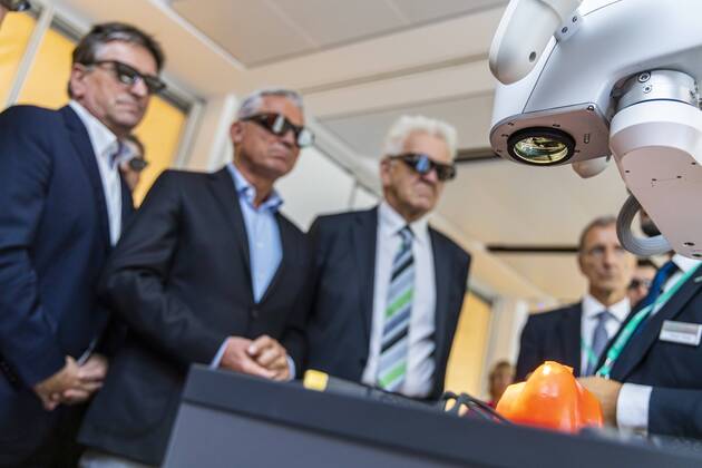 DEU, Deutschland, Baden-Württemberg, Tuttlingen, 19.07.2019: Ministerpräsident Winfrired Kretschmann, Thomas Strobl (Minister für Inneres und Digitalisierung BW) und Manne Lucha MdL (Minister für Soziales und Gesundheit BW) tauchen bei einer Präsentation des Medizintechnikunternehmens Aesculap AG in die Tiefen einer Paprika ein. Rechts Aesculap-Vorstandsvorsitzender Dr. Joachim Schulz. digital@bw Festival Zukunft Gesundheit Digital in Tuttlingen. Am Weltzentrum der Medizintechnik thematisiert die baden-württembergische Landesregierung den Gesundheitsbereich. Digitalisierung ist ein Schwerpunk der aktuellen Legislaturperiode mit Investitionen im Umfang von rund einer Milliarde Euro. Ziel ist es, Baden-Württemberg als Leitregion des Digitalen Wandels in Europa zu positionieren.