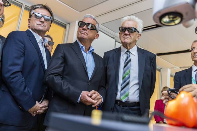 DEU, Deutschland, Baden-Württemberg, Tuttlingen, 19.07.2019: Ministerpräsident Winfrired Kretschmann, Thomas Strobl (Minister für Inneres und Digitalisierung BW) und Manne Lucha MdL (Minister für Soziales und Gesundheit BW) tauchen bei einer Präsentation des Medizintechnikunternehmens Aesculap AG in die Tiefen einer Paprika ein. Rechts Aesculap-Vorstandsvorsitzender Dr. Joachim Schulz. digital@bw Festival Zukunft Gesundheit Digital in Tuttlingen. Am Weltzentrum der Medizintechnik thematisiert die baden-württembergische Landesregierung den Gesundheitsbereich. Digitalisierung ist ein Schwerpunk der aktuellen Legislaturperiode mit Investitionen im Umfang von rund einer Milliarde Euro. Ziel ist es, Baden-Württemberg als Leitregion des Digitalen Wandels in Europa zu positionieren.
