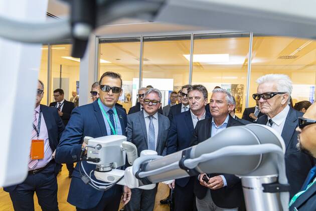 DEU, Deutschland, Baden-Württemberg, Tuttlingen, 19.07.2019: Ministerpräsident Winfrired Kretschmann (rechts), Thomas Strobl (Minister für Inneres und Digitalisierung BW), Manne Lucha MdL (Minister für Soziales und Gesundheit BW) sowie Guido Wolf MdL (Minister für Justiz und Europaangelegenheiten BW) bei einer 3D-Präsentation des Medizintechnikunternehmens Aesculap AG. Links Armin Weisser von der Aesculap AG. digital@bw Festival Zukunft Gesundheit Digital in Tuttlingen. Am Weltzentrum der Medizintechnik thematisiert die baden-württembergische Landesregierung den Gesundheitsbereich. Digitalisierung ist ein Schwerpunk der aktuellen Legislaturperiode mit Investitionen im Umfang von rund einer Milliarde Euro. Ziel ist es, Baden-Württemberg als Leitregion des Digitalen Wandels in Europa zu positionieren.