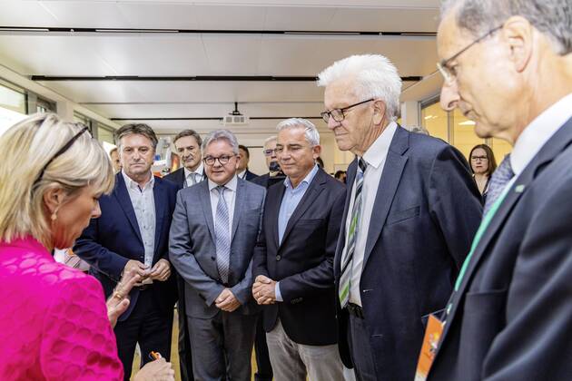 DEU, Deutschland, Baden-Württemberg, Tuttlingen, 19.07.2019: Von links Manne Lucha MdL (Minister für Soziales und Gesundheit BW), Guido Wolf MdL (Minister für Justiz und Europaangelegenheiten BW), Thomas Strobl (Minister für Inneres und Digitalisierung, Ministerpräsident Winfried Kretschmann, Joachim Schulz, Vorstandsvorsitzender Aesculap AG. digital@bw Festival Zukunft Gesundheit Digital in Tuttlingen. Am Weltzentrum der Medizintechnik thematisiert die baden-württembergische Landesregierung den Gesundheitsbereich. Digitalisierung ist ein Schwerpunk der aktuellen Legislaturperiode mit Investitionen im Umfang von rund einer Milliarde Euro. Ziel ist es, Baden-Württemberg als Leitregion des Digitalen Wandels in Europa zu positionieren.